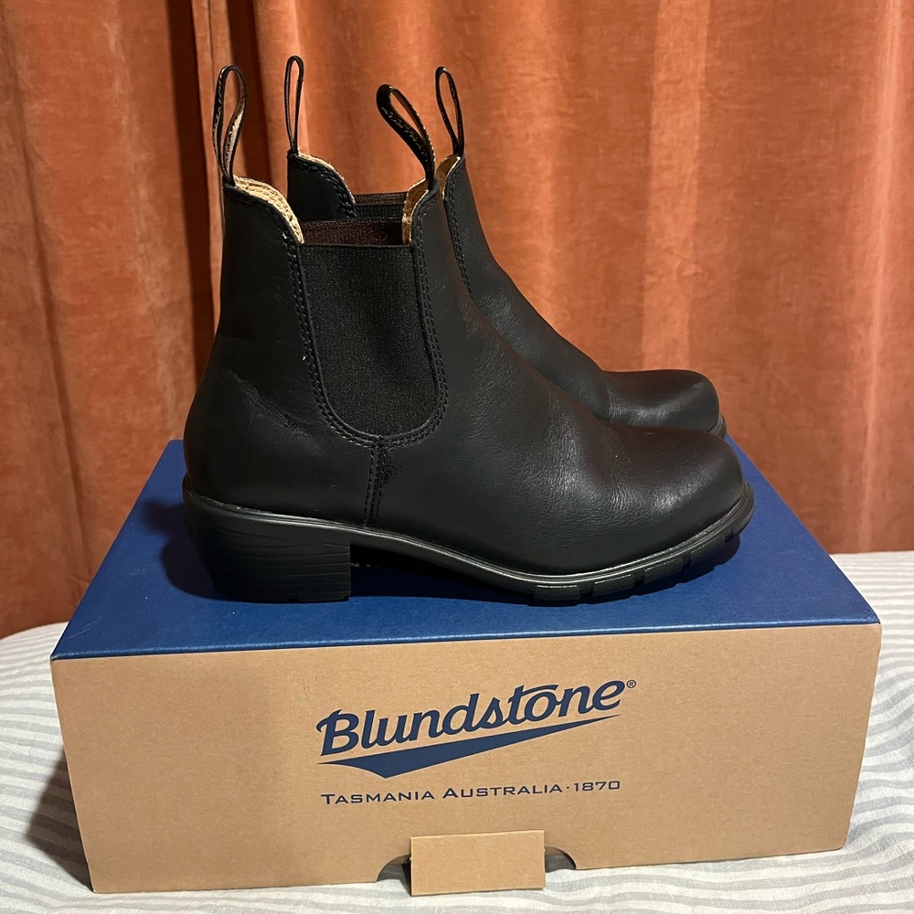 Blundstone Black Ankle Boots Sleek Chelsea Design